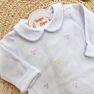  Macacão Tricotil (Tricot 100% Algodão) com Gola e Bordado - Branco Florzinhas